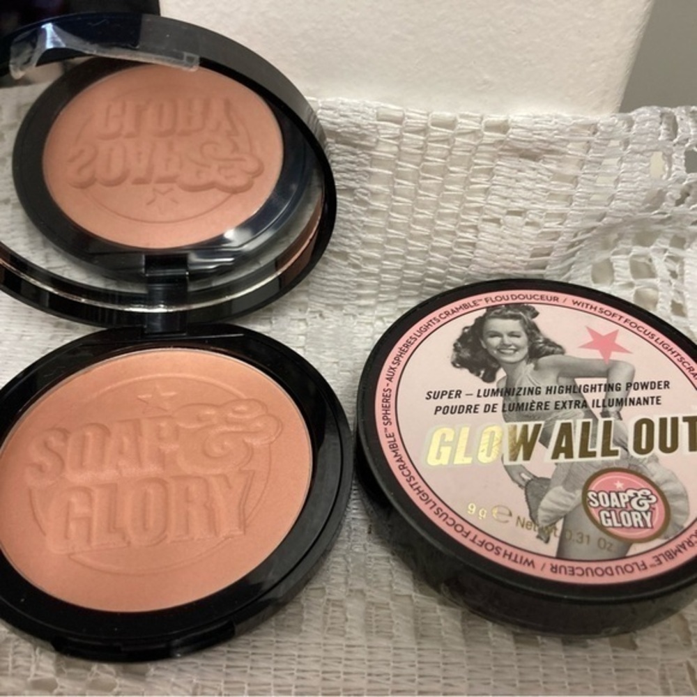 NWT Set of 2  Soap & Glory Glow All Out Luminizing Highlighting Face Pow…
